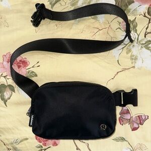 LULULEMON | Everywhere Belt Bag in Black